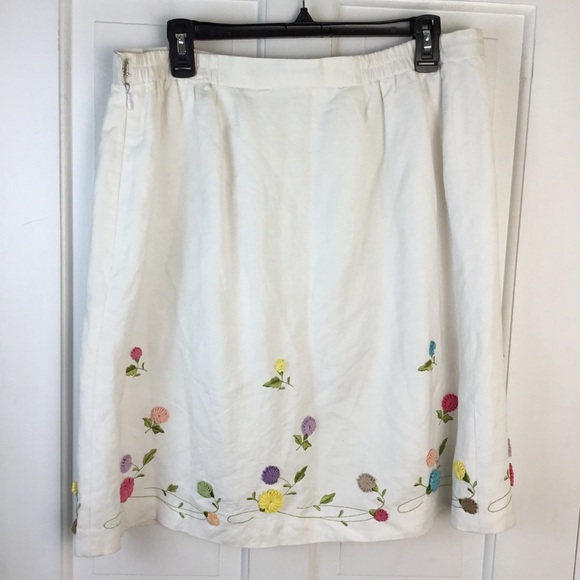 Larry Levine Floral Embroidered Linen white skirt - Picture 4 of 5
